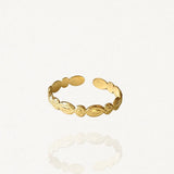 Bague fine ajustable en acier inoxydable doré avec motifs gravés style ethnique ou bohème sur fond blanc.