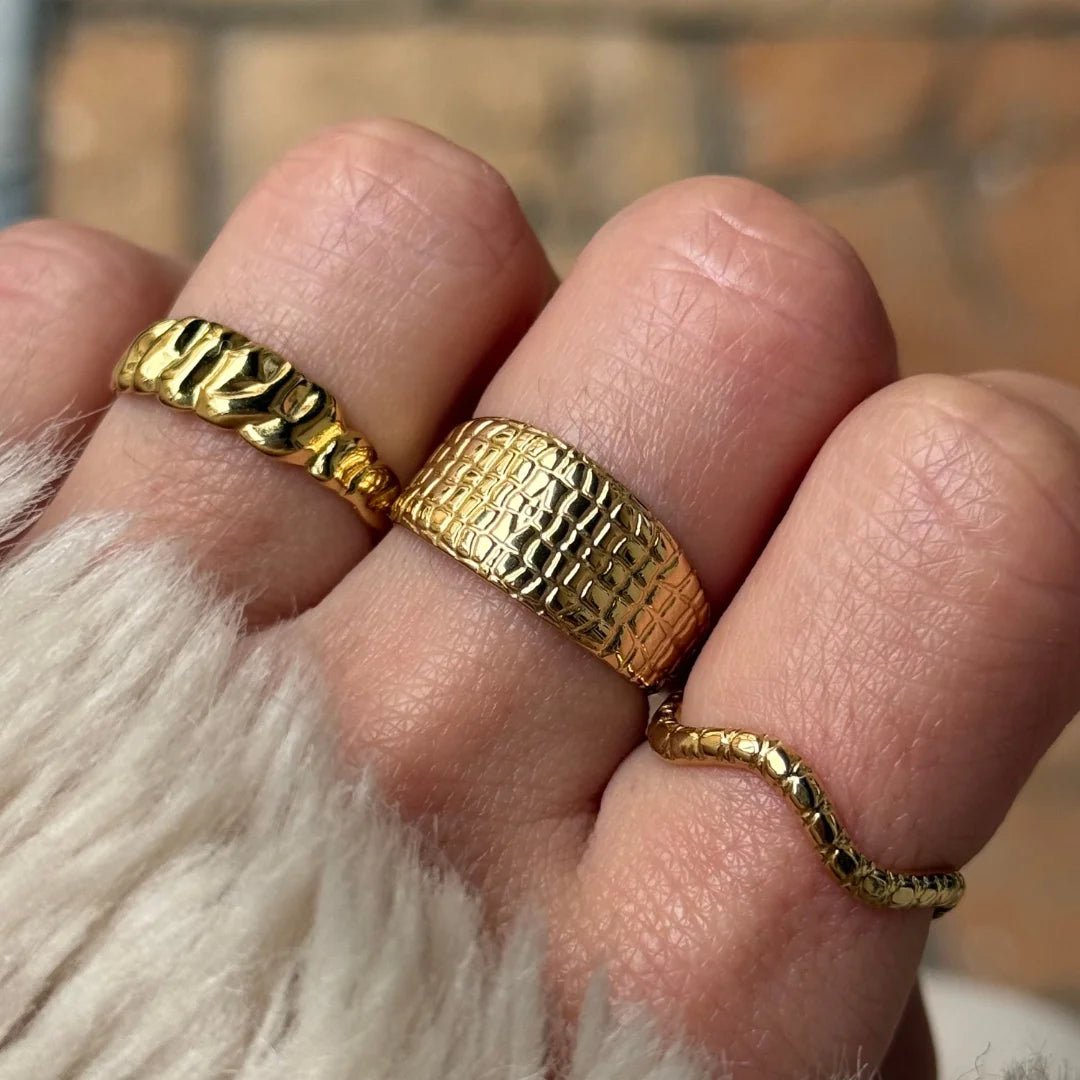 Gros plan bague Sharon à motif animalier en relief portée au doigt, style rock et tendance.
