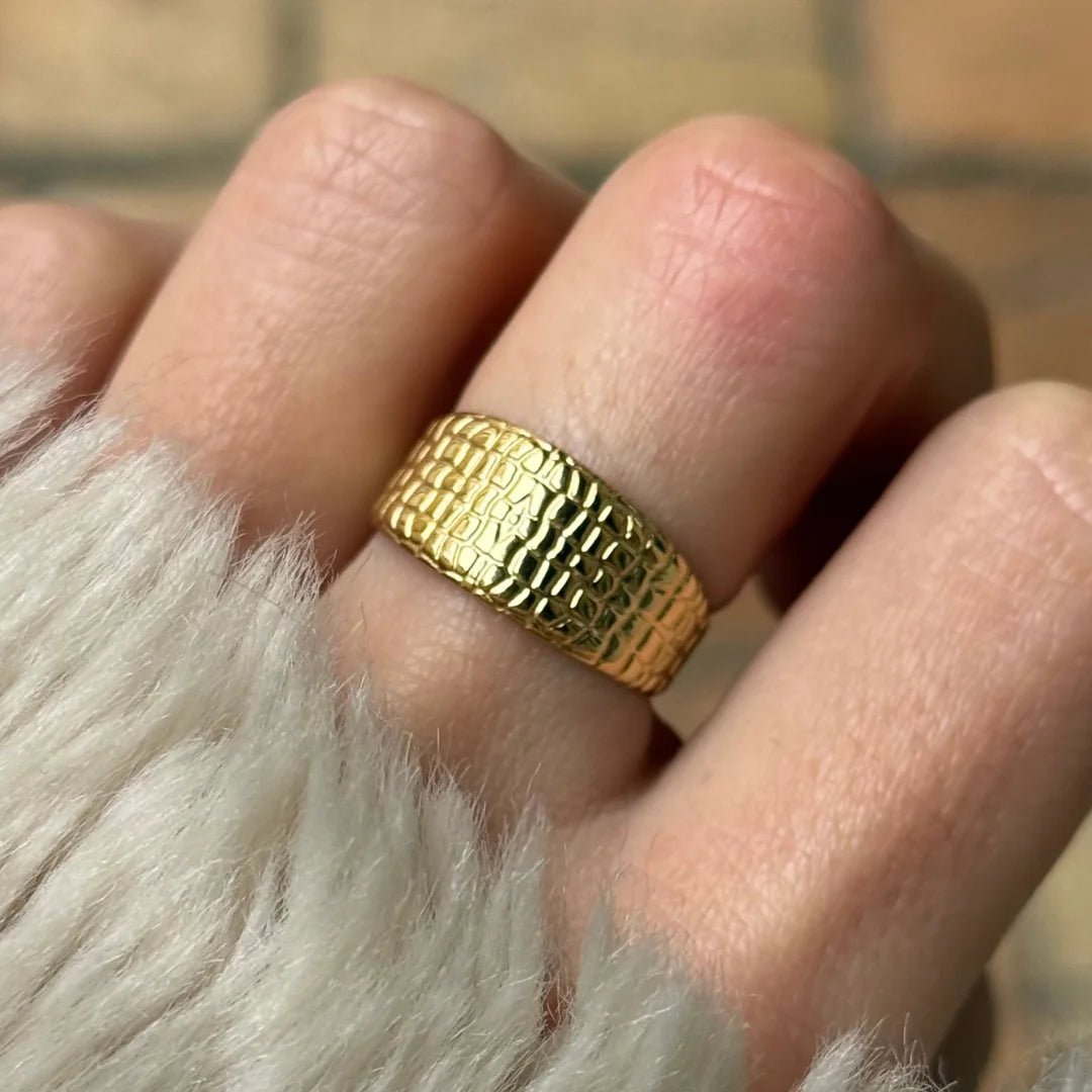 Gros plan bague Sharon à motif animalier en relief portée au doigt, style rock et tendance.