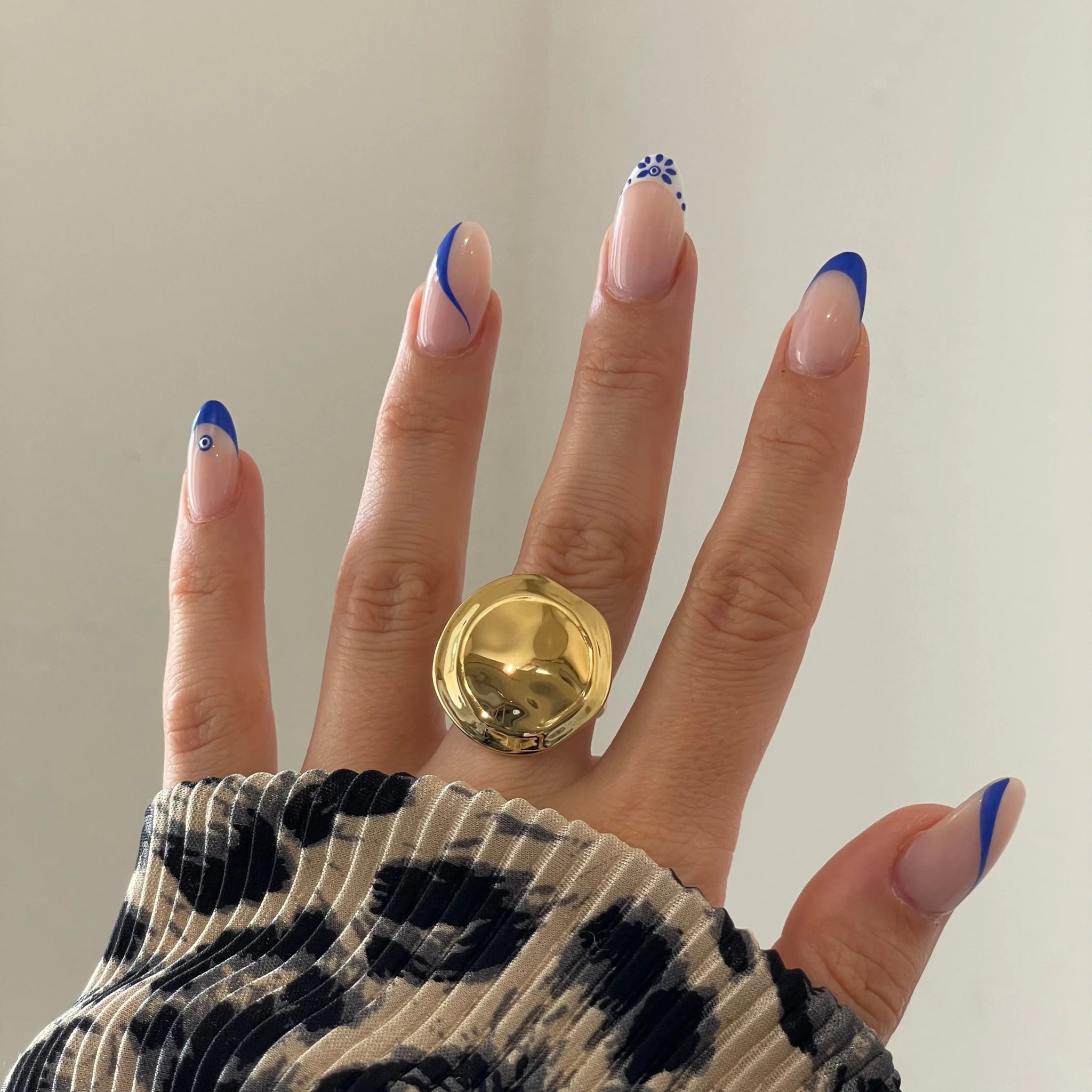 Gros plan bague Tatiana forme pastille XXL ou médaille bombée portée au doigt, style statement affirmé.