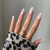 Gros plan bague Ursula effet superposition deux anneaux (lisse et perlé) portée au doigt, style minimaliste.