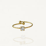 Bague fine ouverte et ajustable en acier inoxydable doré avec petit solitaire brillant (zirconium) et anneau texturé.