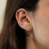 Femme portant une paire de puces d'oreilles en Acier Inoxydable et Agate Blanche MAISON DE L'AMOUR en forme de goutte.