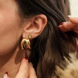 Vue de profil : créole dorée triple rangs portée à l'oreille, taille moyenne idéale pour le quotidien.