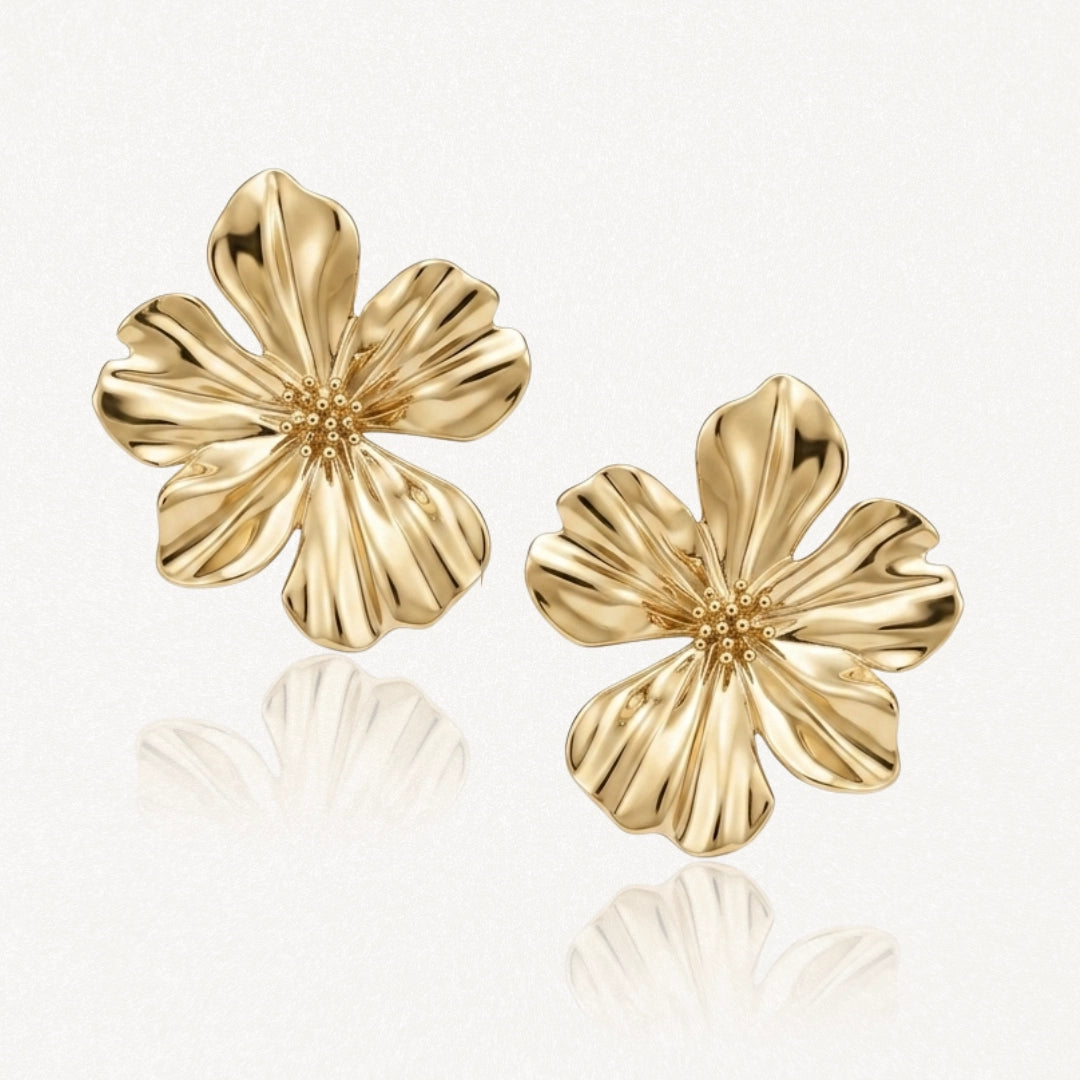 Boucles d'oreilles dorées en acier inoxydable, design fleur à 5 pétales ondulés et centre texturé.