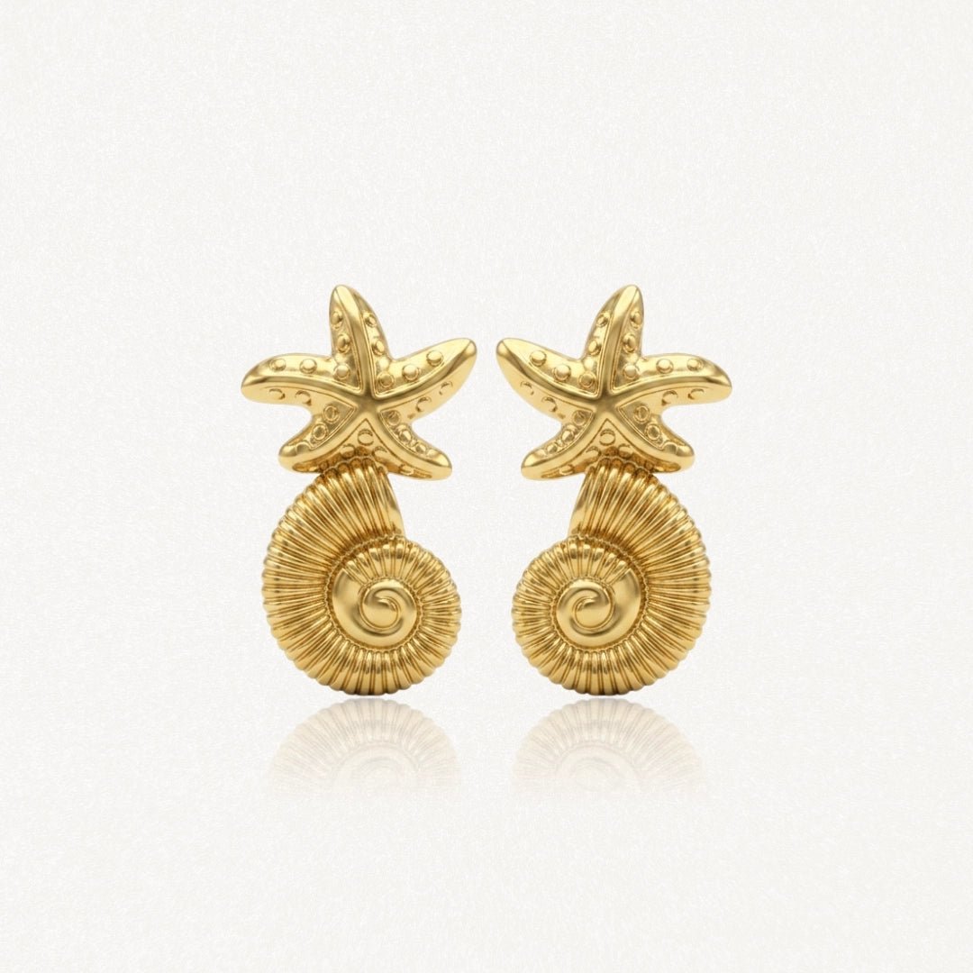 Boucles d'oreilles en acier inoxydable doré, motif étoile de mer et coquillage spirale. Bijou marin élégant.