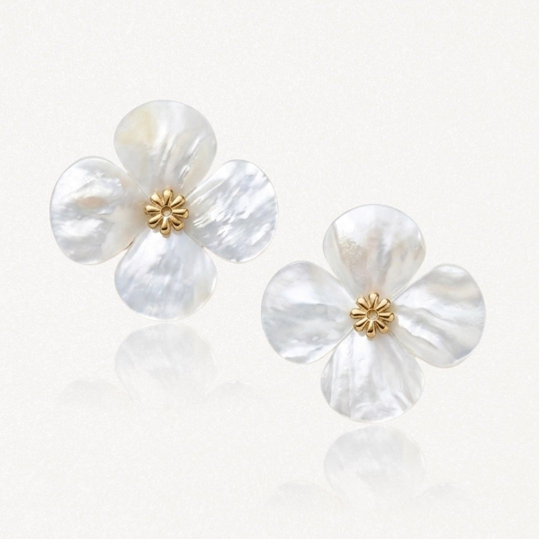 Boucles d'oreilles en acier inoxydable, motif fleur 4 pétales nacre blanche irisée, cœur doré.