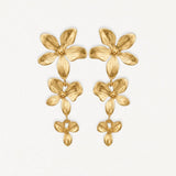 Boucles d'oreilles pendantes en acier inoxydable doré, design floral à trois fleurs texturées.