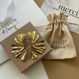 Boucles d'oreilles Amaya présentées avec leur pochette et boîte cadeau Maison de l'Amour, idéal pour offrir.