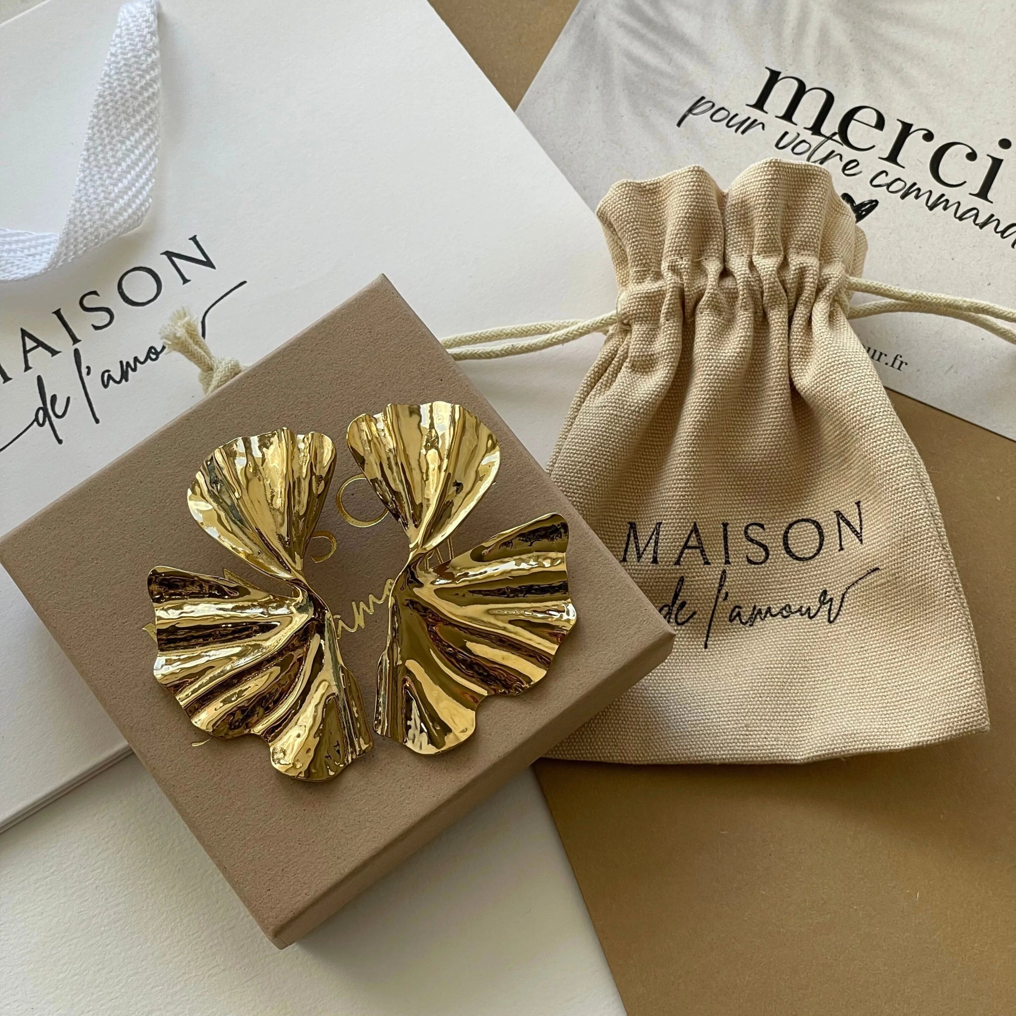 Boucles d'oreilles Amaya présentées avec leur pochette et boîte cadeau Maison de l'Amour, idéal pour offrir.