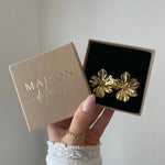 Paire de boucles d'oreilles fleurs Denitsa présentées dans leur écrin cadeau Maison de l'Amour.