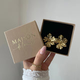 Paire de boucles d'oreilles fleurs Denitsa présentées dans leur écrin cadeau Maison de l'Amour.