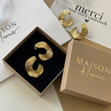 Paire de boucles d'oreilles Gemma style vintage présentées dans leur écrin cadeau Maison de l'Amour.