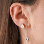 Puces gouttes Hortense portées en accumulation (stacking) sur le deuxième trou d'oreille, accompagnées d'une boucle traversante chaîne.