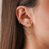 Boucle d'oreille puce minimaliste Iris portée seule au lobe, bijou discret et intemporel.