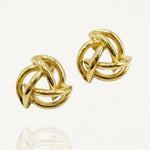 Gros plan boucles d'oreilles clous design entrelacé doré sur fond blanc, bijou intemporel.