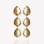 Paire de boucles d'oreilles pendantes Martina triple rangs style vintage avec pierres nacrées sur fond blanc.