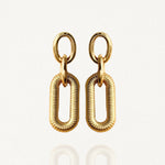 Boucles d'oreilles pendantes MAISON DE L'AMOUR composées d'un double maillon : un anneau lisse et un rectangle texturé en acier inoxydable doré.