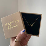 Bracelet chaîne fine maillons entrelacés Agostina présenté dans son coffret cadeau Maison de l'Amour.