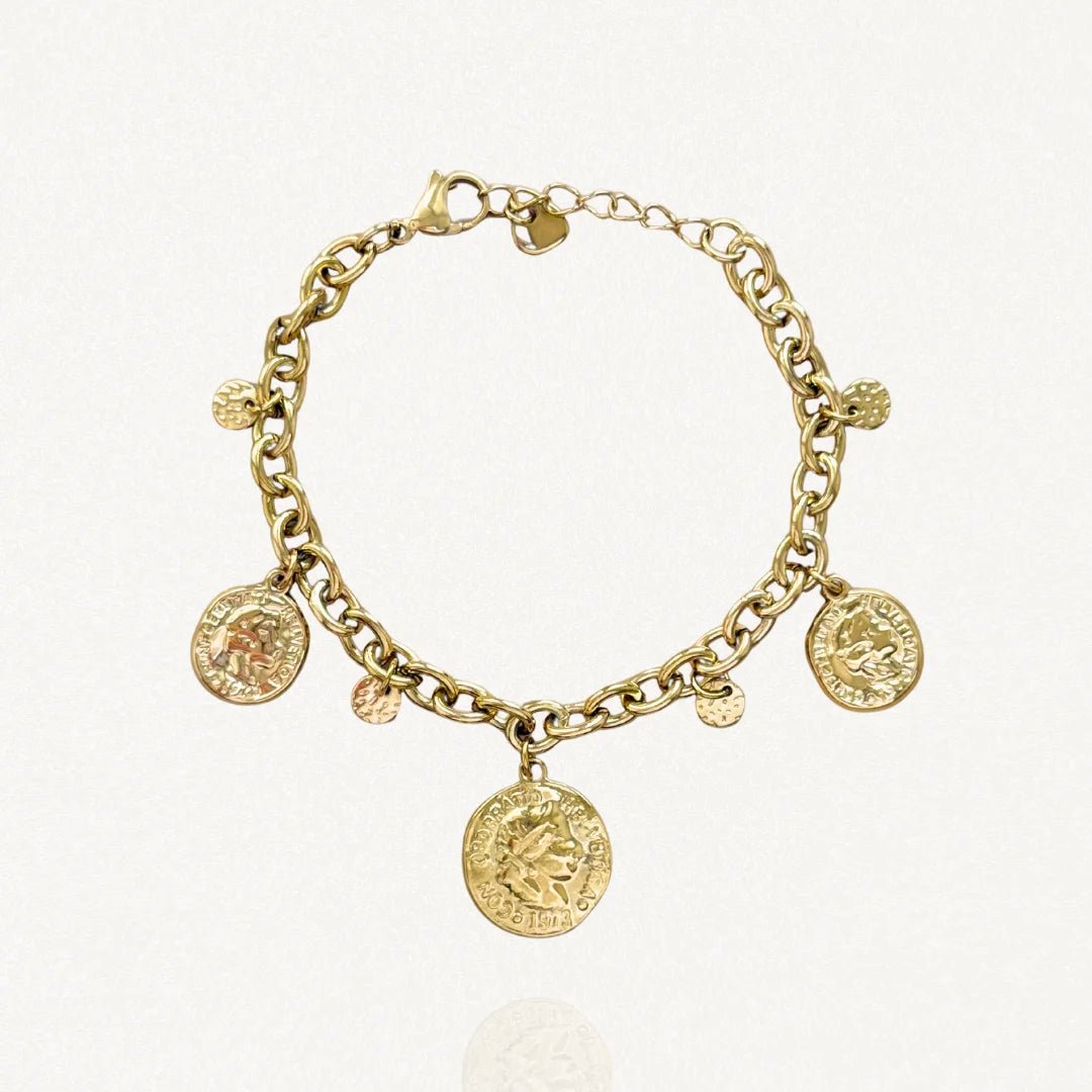 Vue d'ensemble bracelet chaîne doré avec multiples pendentifs médailles style antique sur fond blanc.