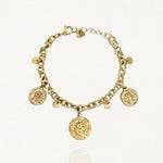 Vue d'ensemble bracelet chaîne doré avec multiples pendentifs médailles style antique sur fond blanc.