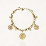 Vue d'ensemble bracelet chaîne doré avec multiples pendentifs médailles style antique sur fond blanc.