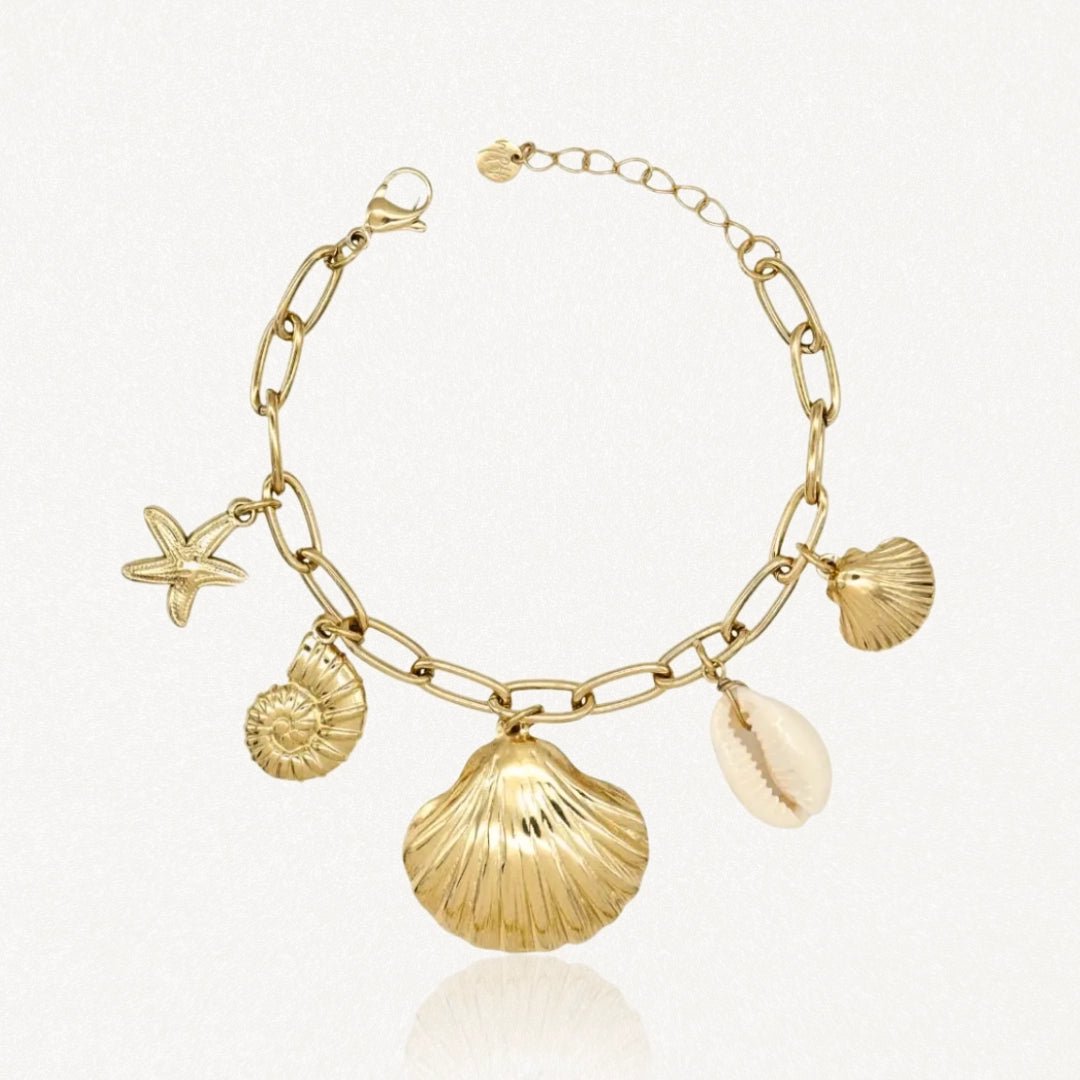 Bracelet chaîne en acier inoxydable doré avec étoile de mer et pendentifs coquillages variés (spirale, scallop, cauri).