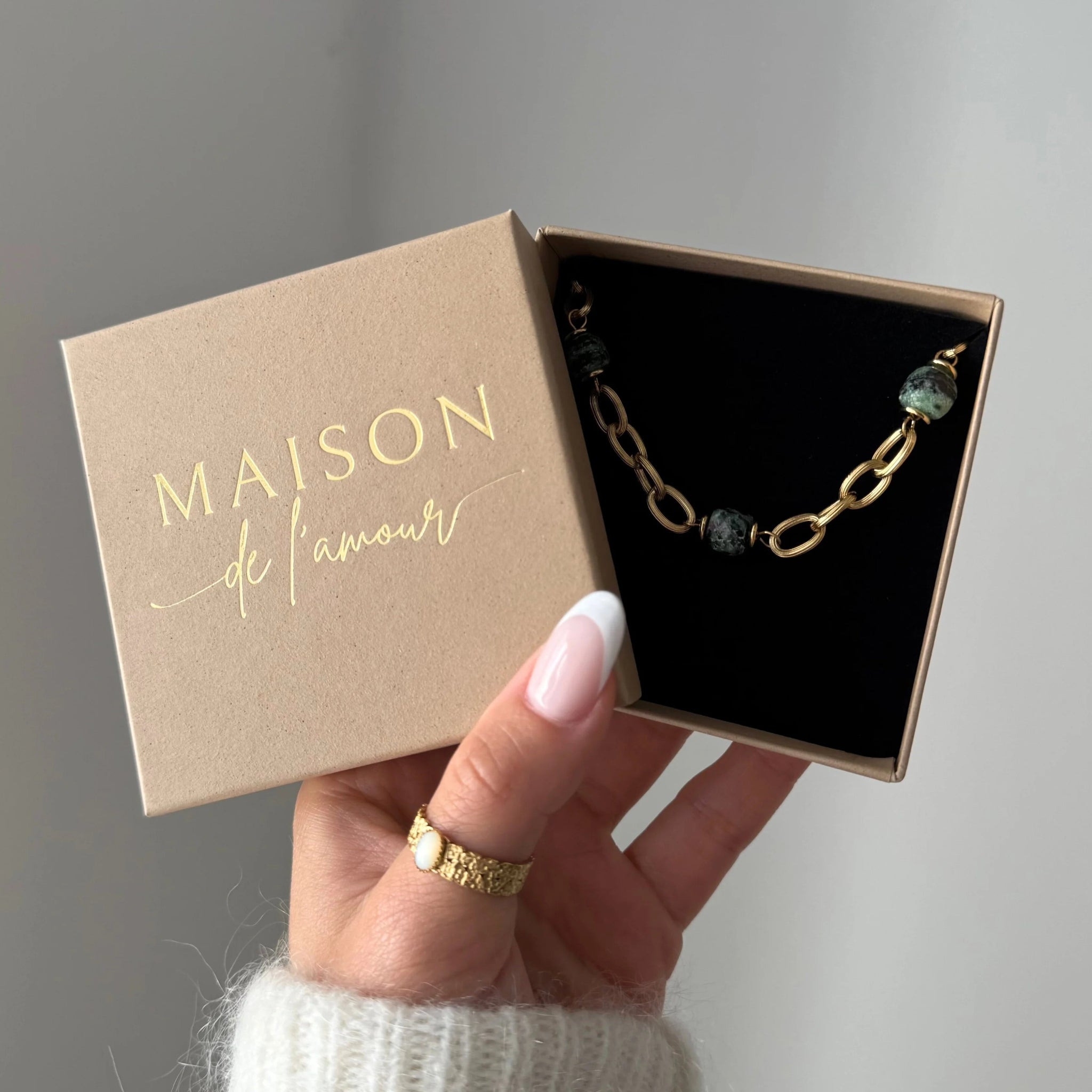 Bracelet chaîne et pierres Giovanna présenté dans son écrin cadeau Maison de l'Amour.