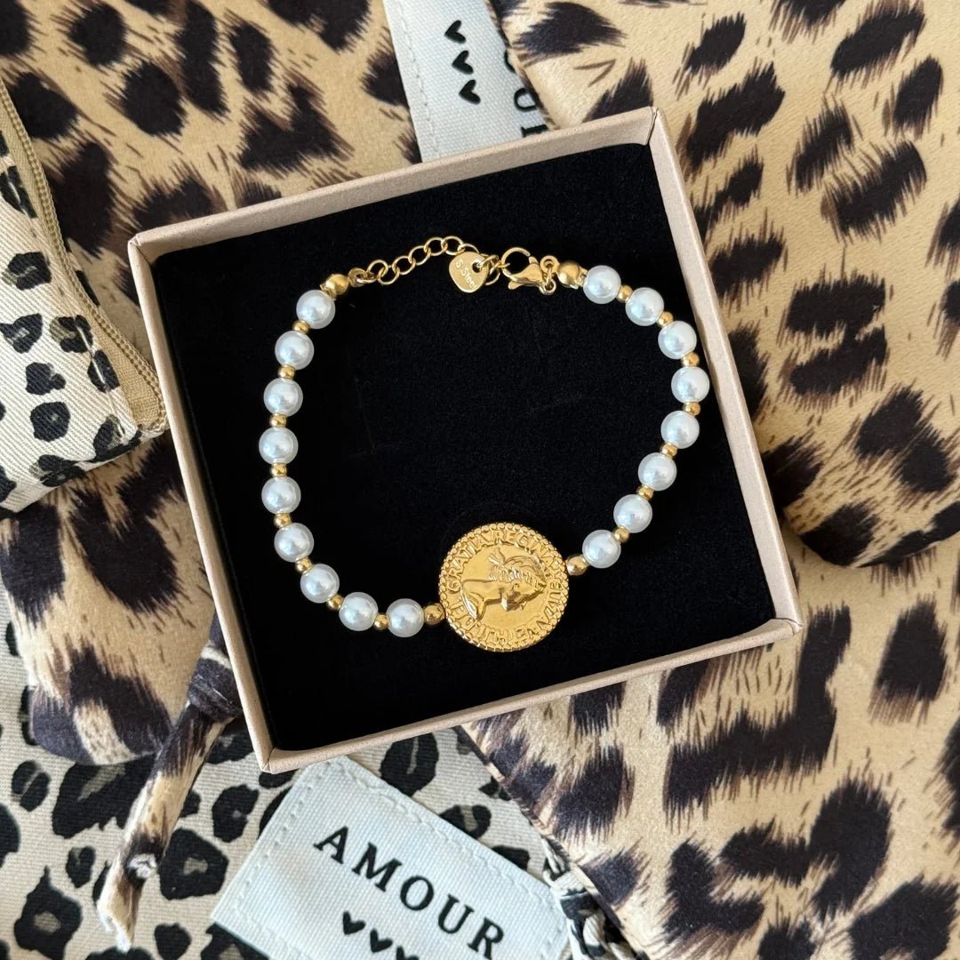 Bracelet perles Heloise style antique présenté dans son écrin cadeau Maison de l'Amour sur fond léopard.