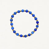 Bracelet fin perles Bleues et billes dorées sur fond blanc.