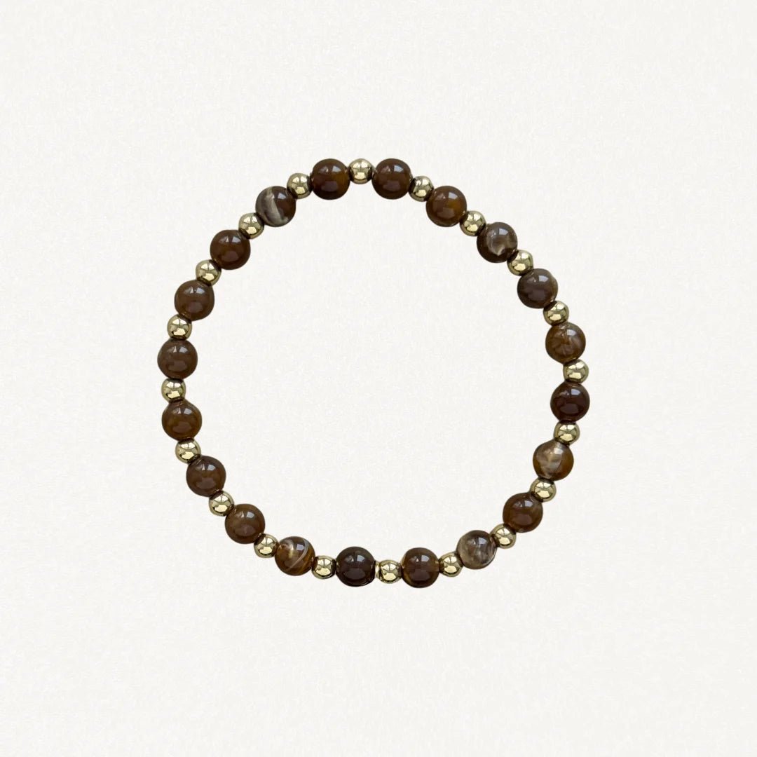 Bracelet fin perles Marrons et billes dorées sur fond blanc.