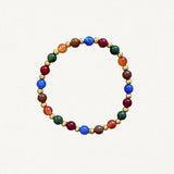 Bracelet fin perles Multicolores et billes dorées sur fond blanc.