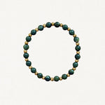 Bracelet fin perles Vertes et billes dorées sur fond blanc.