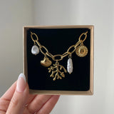 Bracelet à charms marins Julia présenté dans son écrin cadeau Maison de l'Amour.