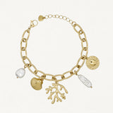 Vue d'ensemble bracelet chaîne doré avec pendentifs thème océan : corail, coquillage, soleil et perle naturelle sur fond blanc.