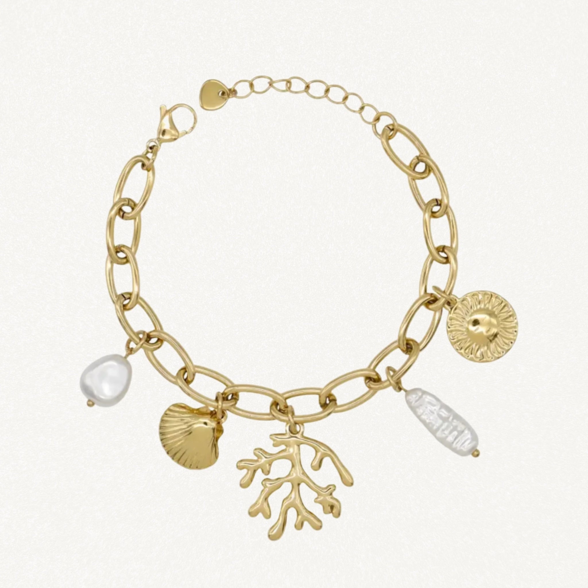 Vue d'ensemble bracelet chaîne doré avec pendentifs thème océan : corail, coquillage, soleil et perle naturelle sur fond blanc.