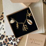 Bracelet thème océan Maeva avec hippocampes et coquillages présenté dans son écrin cadeau Maison de l'Amour.