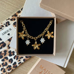 Bracelet fleurs Marga présenté dans son écrin cadeau Maison de l'Amour sur fond léopard.