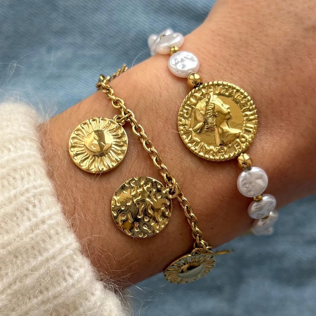 Bracelet à pampilles Mariana porté en accumulation (stacking) avec un bracelet de perles blanches pour un look bohème.