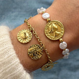 Bracelet à pampilles Mariana porté en accumulation (stacking) avec un bracelet de perles blanches pour un look bohème.