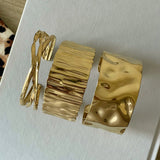 Trio de bracelets joncs dorés texturés (modèles Nyla, Sofia et Azalea) pour une composition de poignet complète.