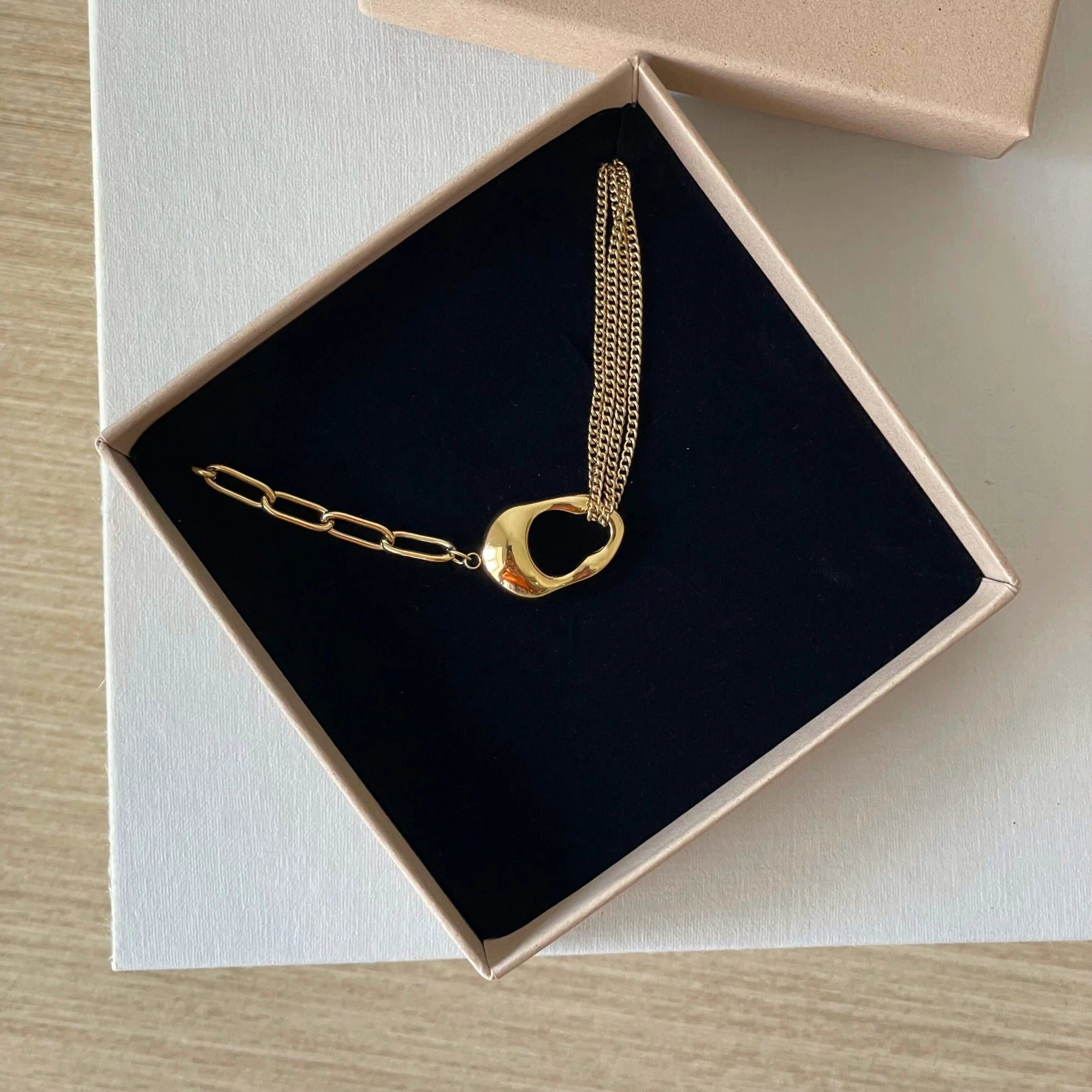 racelet chaîne original Olga présenté dans son écrin cadeau Maison de l'Amour.