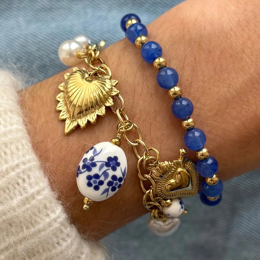 Bracelet à breloques Paulette porté en accumulation avec un bracelet perles bleues assorti.