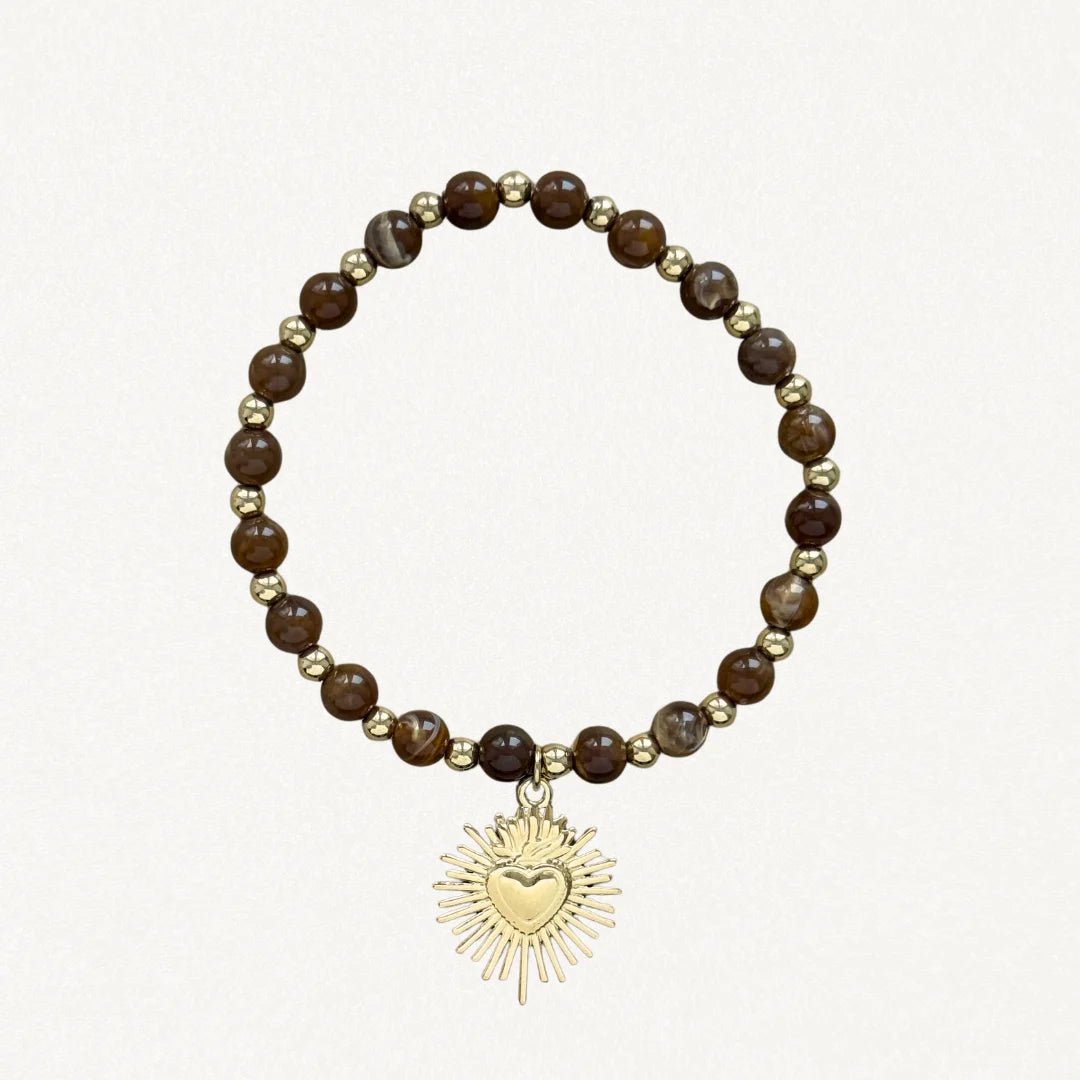 Bracelet fin perles Marrons avec pendentif cœur sacré doré sur fond blanc.