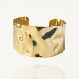 Bracelet SOFIA Vue d'ensemble bracelet manchette ouvert large finition miroir martelée sur fond blanc.- MAISON DE L'AMOUR