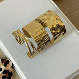 Bracelet manchette large doré présenté dans son coffret cadeau, idée cadeau bijou femme.