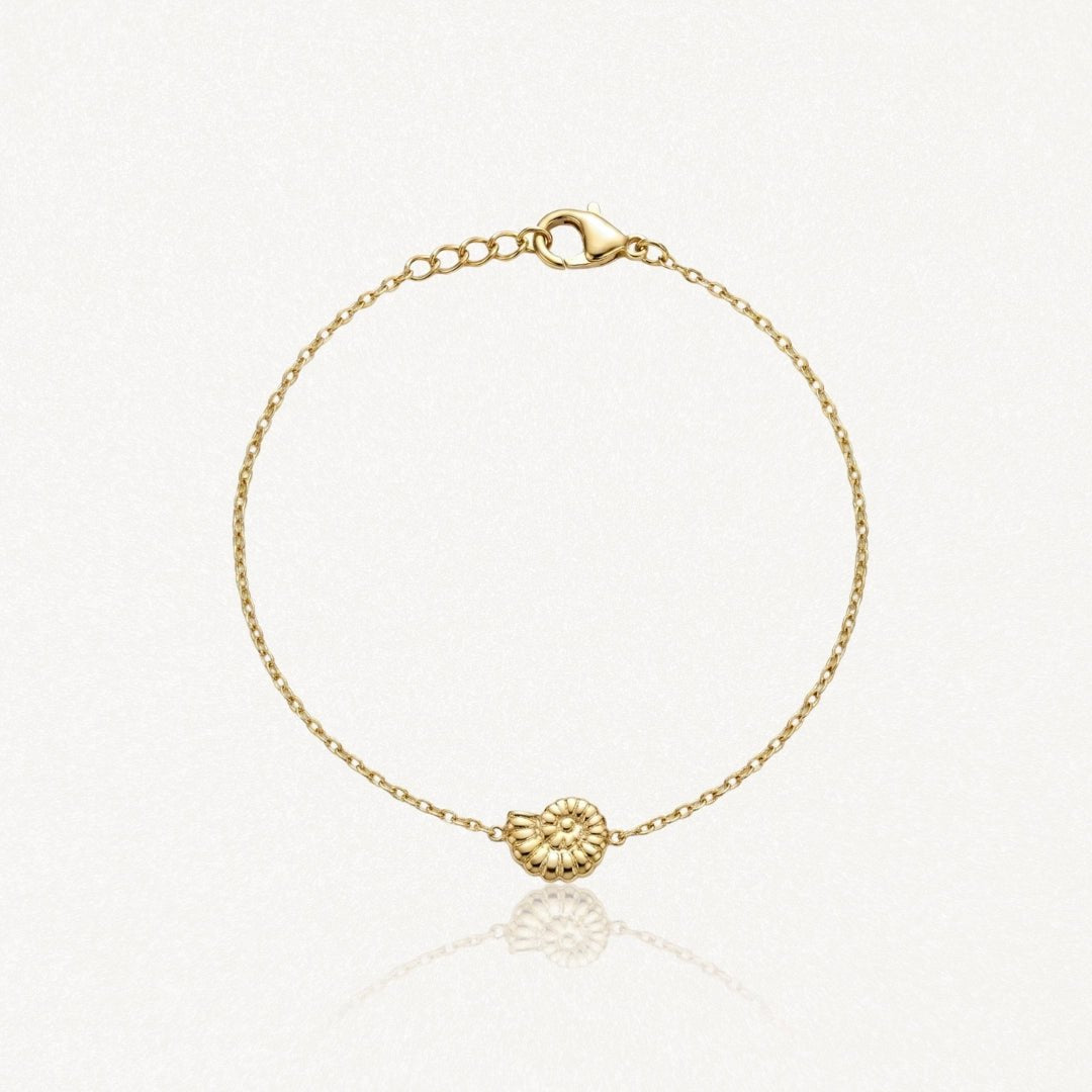 Bracelet en acier inoxydable doré, orné d'un charm ammonite spirale texturé, avec fermoir mousqueton.
