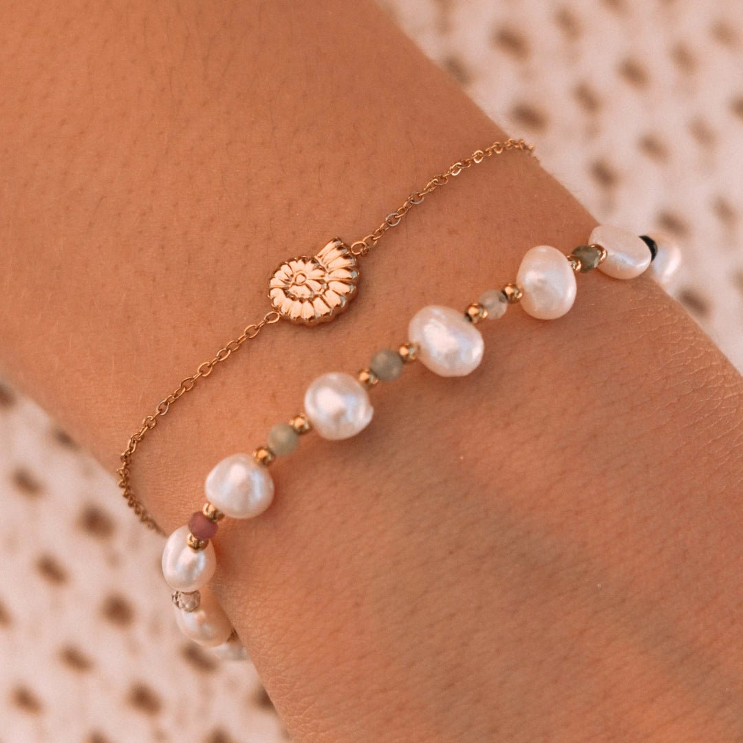 Bracelet femme acier inoxydable doré coquillage et bracelet perles baroques blanches, billes or et pierres.