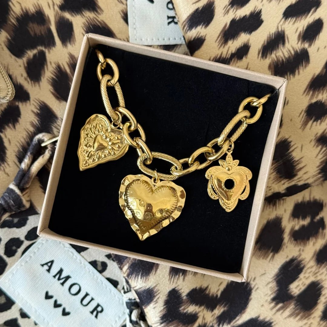 Bracelet à breloques cœur et fleur Ysaline présenté dans son écrin cadeau Maison de l'Amour.