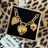 Bracelet à breloques cœur et fleur Ysaline présenté dans son écrin cadeau Maison de l'Amour.